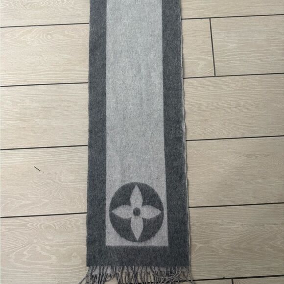 Used excellent condition LV Elegant Gray Wool Scarf - Picture 1 of 7